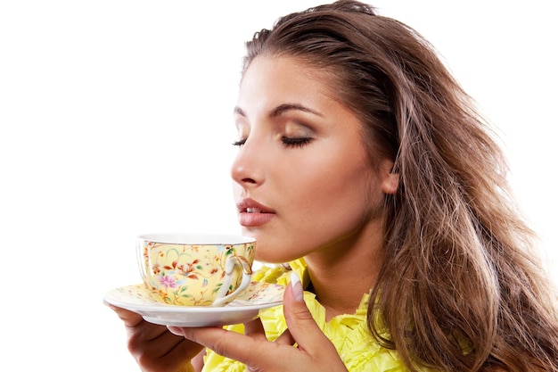 Foto donna di bellezza con una tazza di tè nero fresca