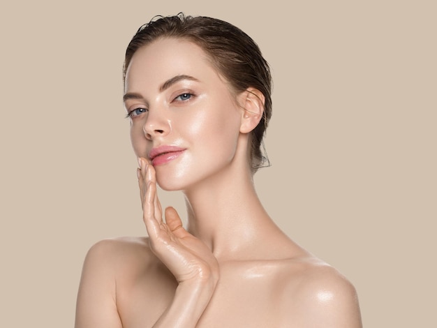 Photo beauty woman with hands healthy  natural make up clean fresh skin  concept color background brown