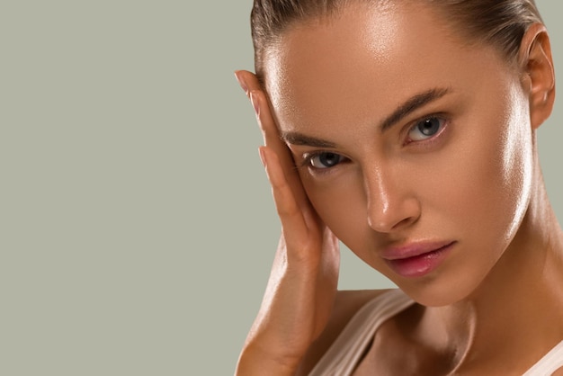 Foto la donna di bellezza con le mani naturali sane compone il colore di sfondo del colore del concetto di pelle fresca pulita verde