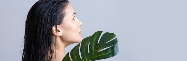 Красавица с портретом из натуральных зеленых пальмовых листьев Модная косметика для макияжа
