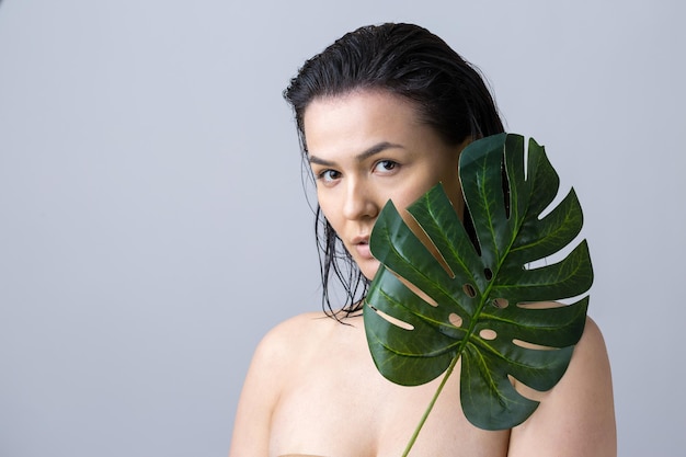 Красавица с портретом из натуральных зеленых пальмовых листьев Модная косметика для макияжа