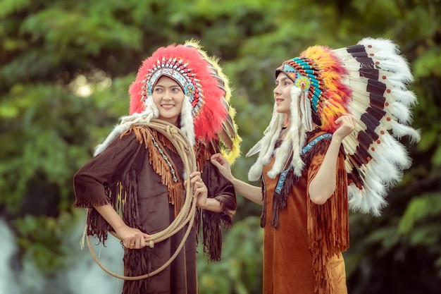 Giovani ragazze asiatiche di bellezza con la donna del nativo americano