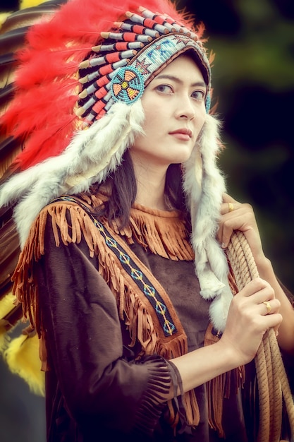 아메리카 인디언 여자와 아름다움 젊은 아시아 여자