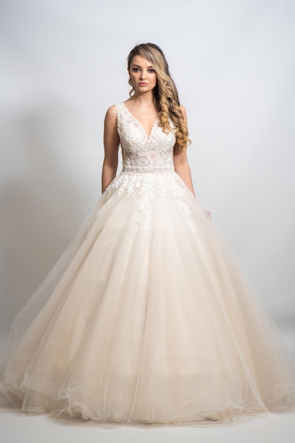 Abito da sposa bianco della giovane sposa di bellezza