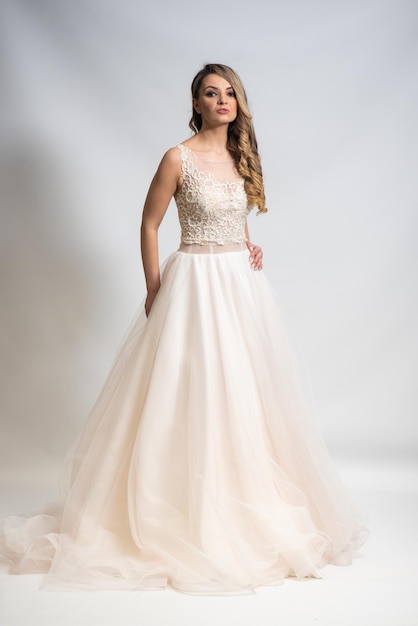 Abito da sposa bianco della giovane sposa di bellezza