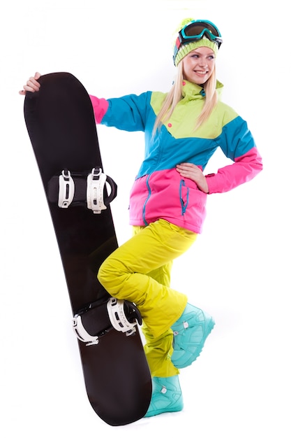 Foto la giovane donna di bellezza in vestito di sci e vetri di sci tiene lo snowboard