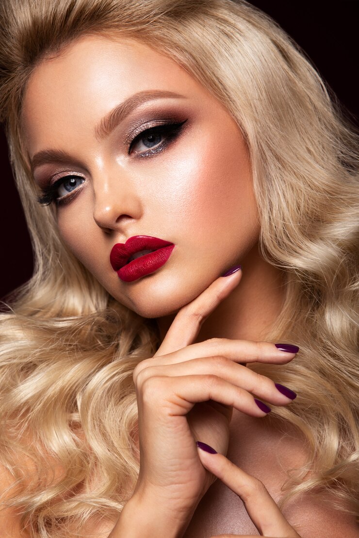 Photo beautyful girl with bright make up. cherry lips