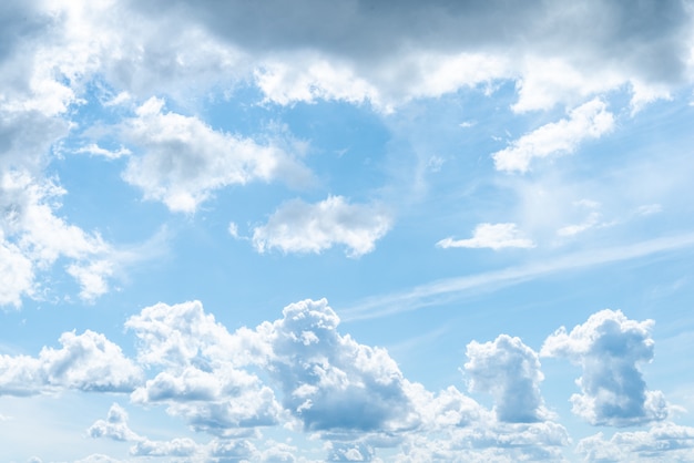 夏の日の青い空に美しい雲