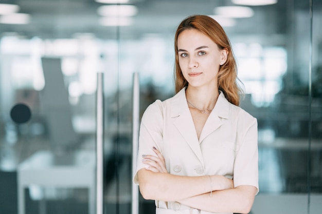 Beautyfull lachende vrouw zakelijk portret van een jong meisje op de achtergrond van het kantoor