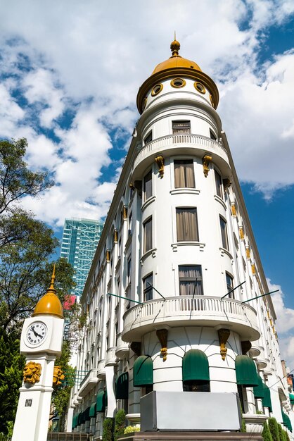 Photo beaux artsstyle building at the paseo de la reforma in mexico city