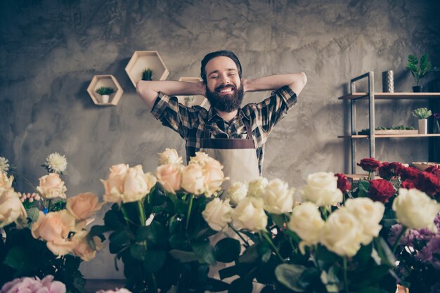 bebaarde bloemist die in zijn bloemenwinkel werkt