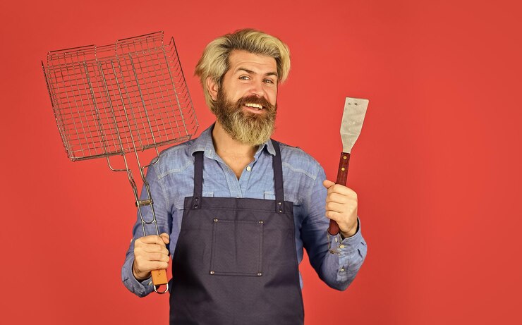 Bebaarde en stijlvolle bebaarde man Rijpe hipster met baard Zelfverzekerde knappe brutale man geïsoleerd op wit Mannelijke kapper zorg Haar baard zorg brutale Kaukasische hipster met snor kopie ruimte