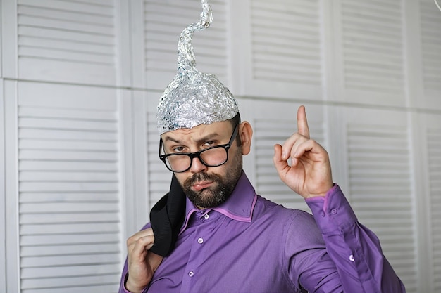 Bebaarde grappige man in een dop van aluminiumfolie Concept art fobieën Samenzweringstheorie Samenzwering Krankzinnigheid