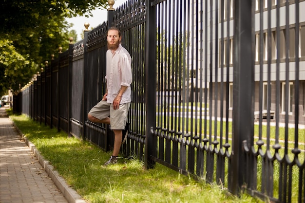 Bebaarde hipster poseren buiten in de stad. Stijl en diversiteit