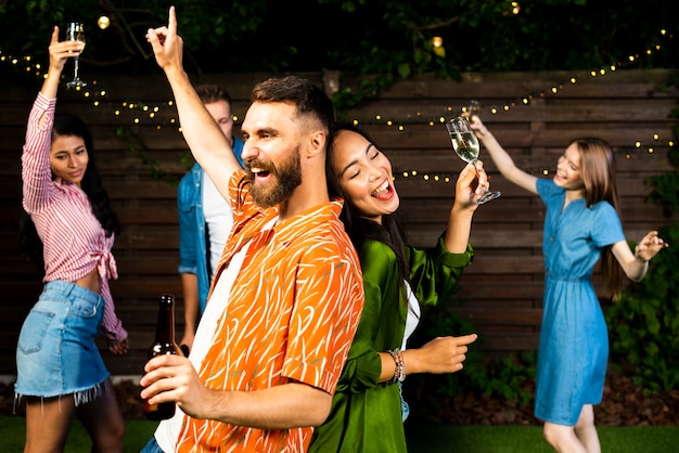 Bebaarde jonge man en vrouw dansen