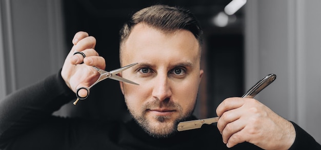 Bebaarde man bebaarde man Portret van stijlvolle man baard Kapper schaar en scheermes