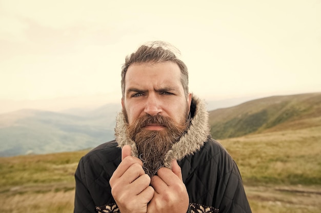 Foto bebaarde man brutale blanke hipster met snor koud op de berg