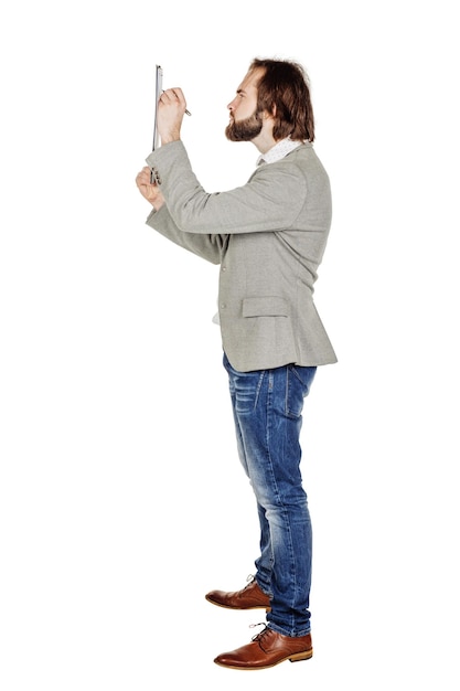 Bebaarde man die aantekeningen maakt van menselijke emotie expressie en lifestyle concept afbeelding op een witte studio achtergrond