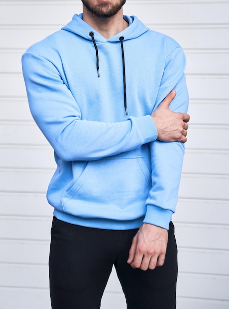 Bebaarde man draagt blauwe hoodie geen logo kleur hoodie kledinglijn mock up