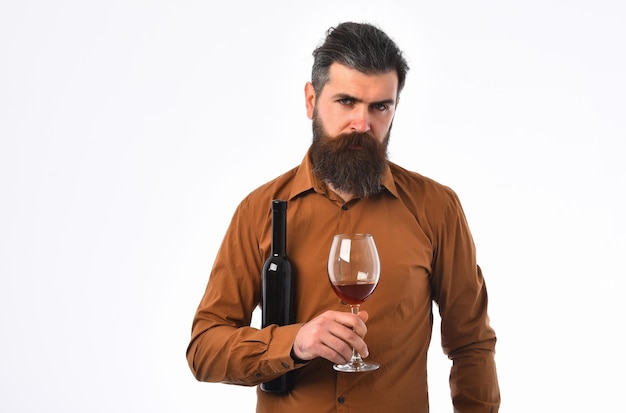 Bebaarde man hipster met fles wijn, glas in bruin shirt