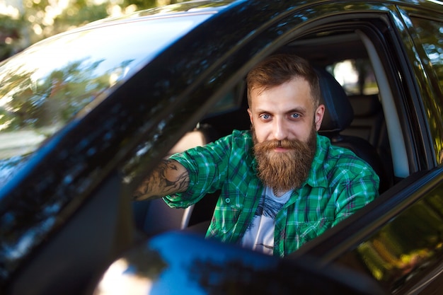 Bebaarde man in de auto