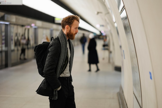 Bebaarde man kijkt naar een metrokaart