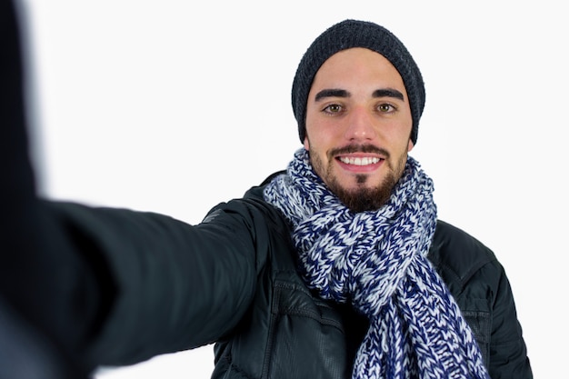 Bebaarde man met behulp van een selfie-stick