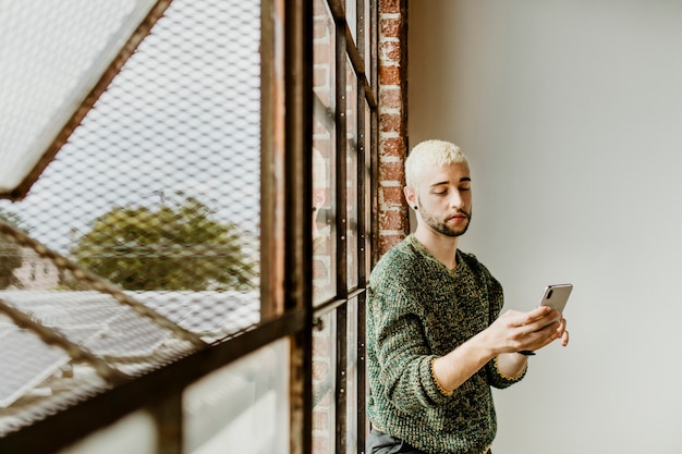 Bebaarde man met behulp van een smartphone