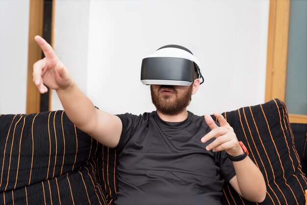 Bebaarde man met bril voor virtual reality