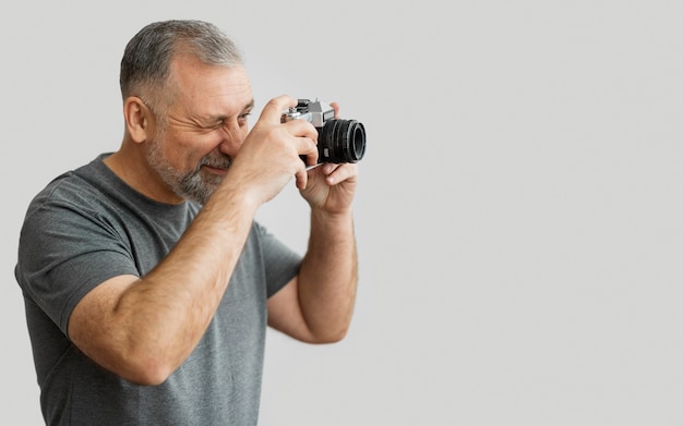 Bebaarde man met camera