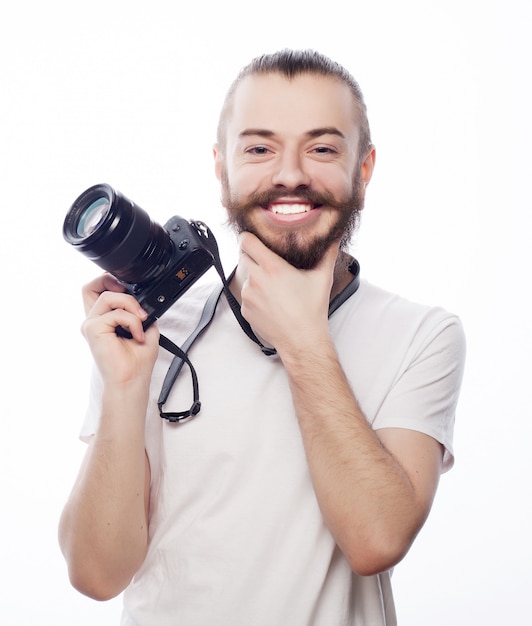 Bebaarde man met een digitale camera