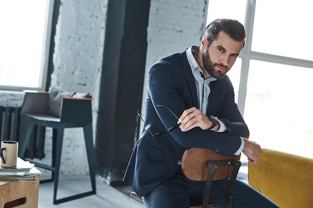 Bebaarde man met een zeer interessante look