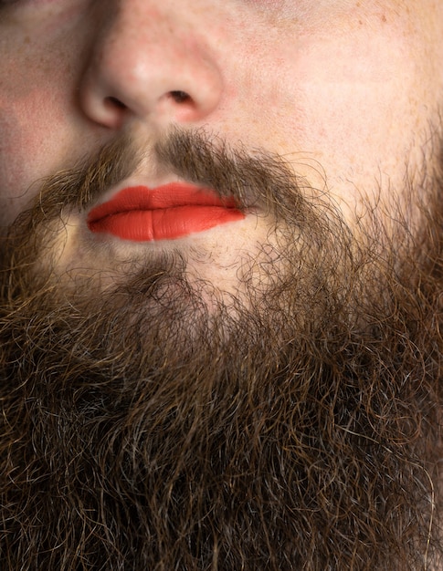 bebaarde man met rode lippenstift op zijn lippen knappe trots transgender portret lgbtq transseksueel