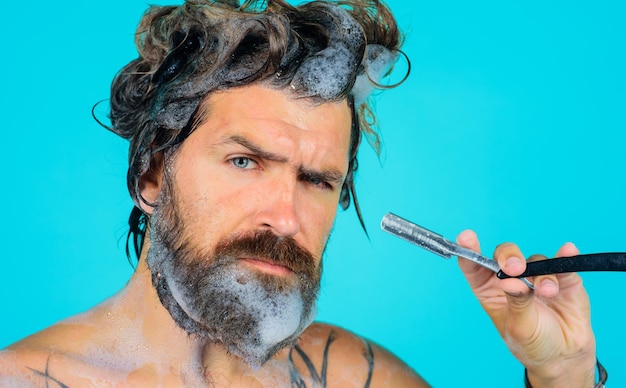 Bebaarde man met scheermes man scheren baard man nemen douche schoonheid hygiëne verzorging