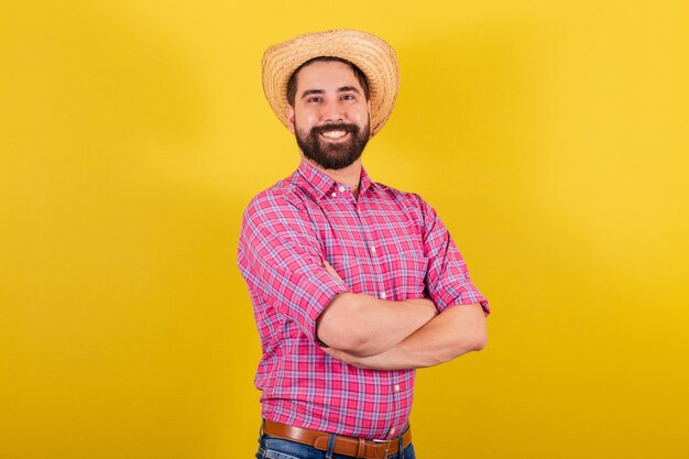 Bebaarde man met typische kleding voor feest Junina Armen gekruist glimlachend optimistisch Close-up foto