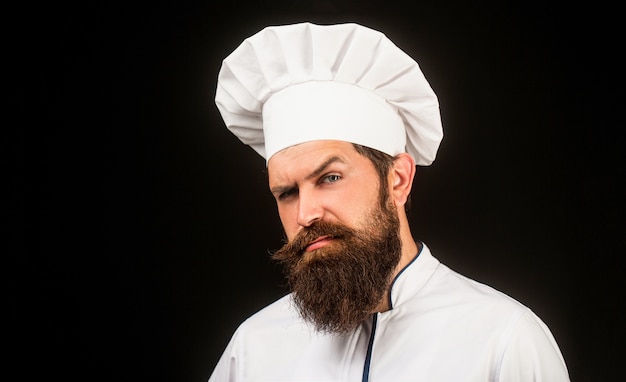 Bebaarde mannelijke chef-koks geïsoleerd op zwart.