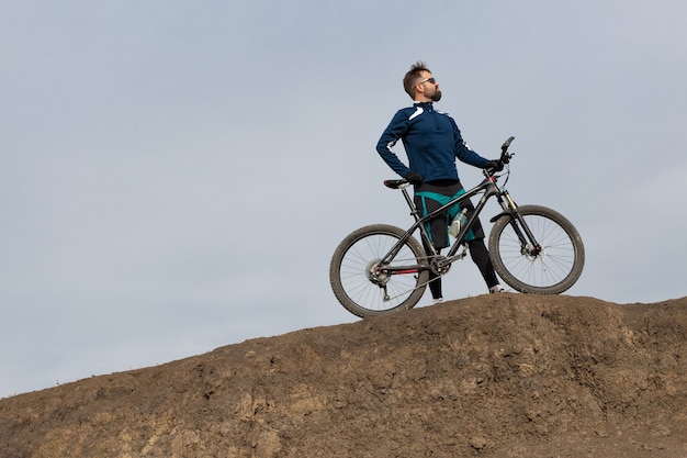 Bebaarde mountainbiker rijdt bergen