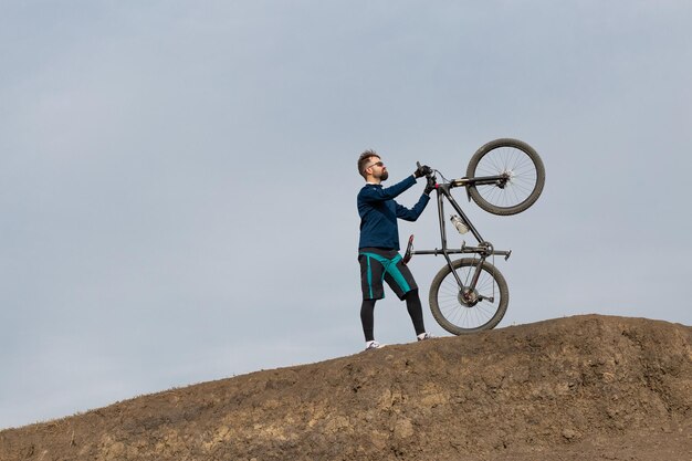 Bebaarde mountainbiker rijdt bergen