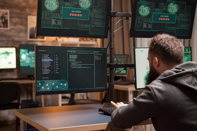 Bebaarde programmeur die informatie probeert te stelen. Gevaarlijke hacker.