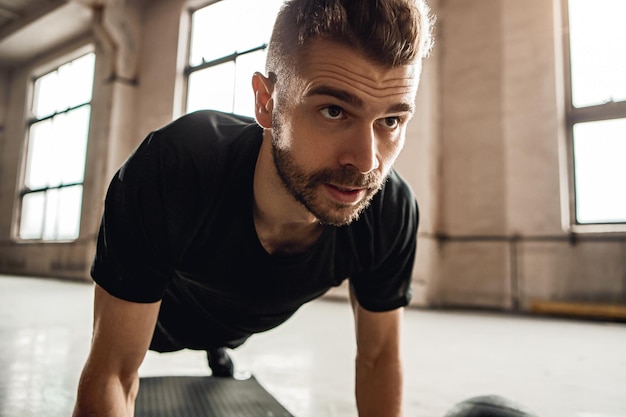 Bebaarde sportieve man doet push-ups