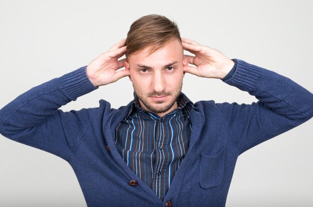 Foto bebaarde zakenman met blond haar tegen witte muur