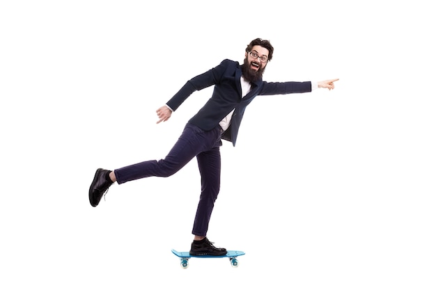 Bebaarde zakenman rijdt op een skateboard, geïsoleerd op een witte achtergrond