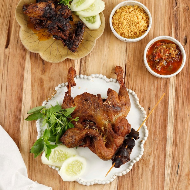 Bebek goreng gefrituurde eend populair indonesisch menu geserveerd met verse groene groenten en sambal