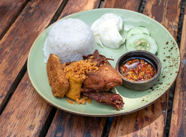 Bebek Goreng Kremes diep gebakken eend Indonesisch traditioneel eten geserveerd met chili saus sambal