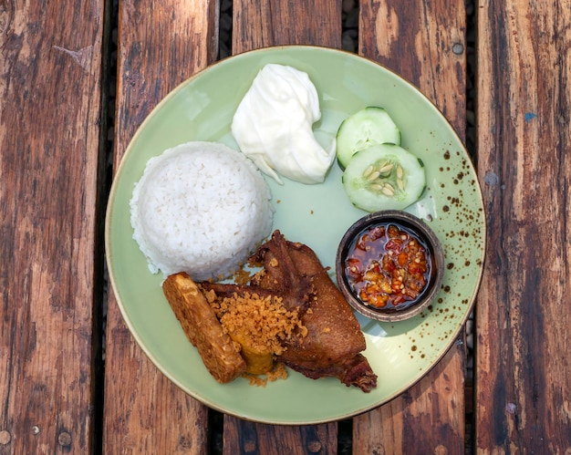 Bebek Goreng Kremes diep gebakken eend Indonesisch traditioneel eten geserveerd met chili saus sambal