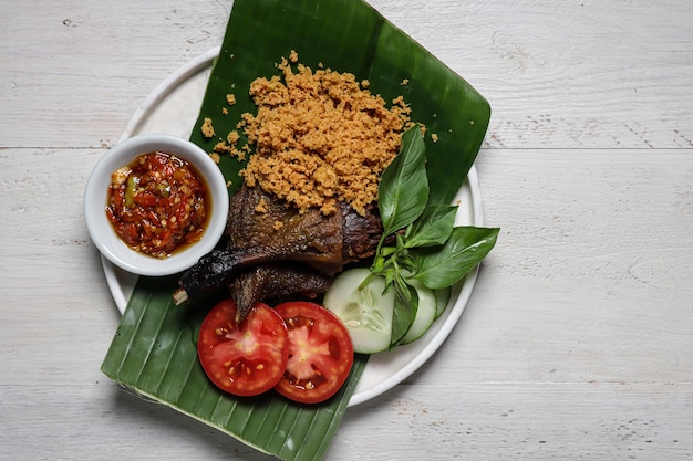 Bebek goreng kremes of Crispy Fried Duck is een zeer populaire keuken onder de Indonesische bevolking