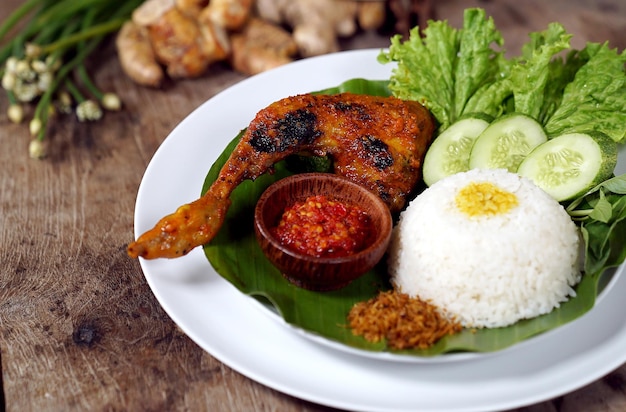 Bebek panggang Индонезийская традиционная еда жареная утка
