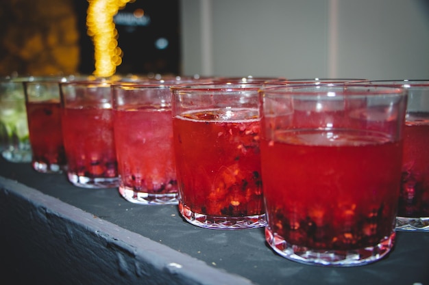 Bebida alcohola roja en vasos de cristal