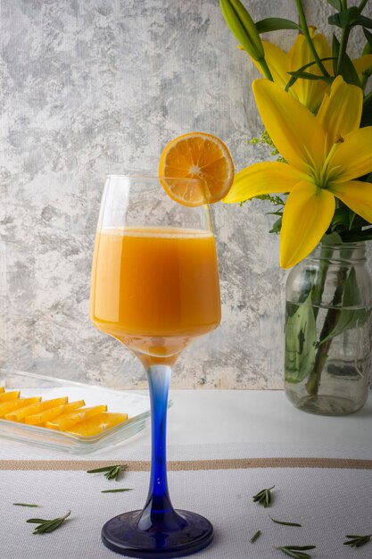 Bebida de naranja con alcol servida en una copa de cristal