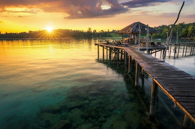 Beboste brug naar de haven van Koh Mak